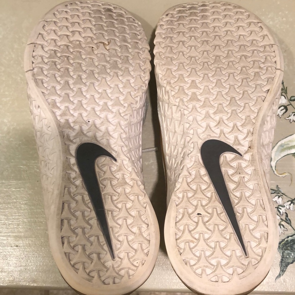 White and gold Nike Metcon sneaker 🤍💛👟💛🤍 - Picture 6 of 8